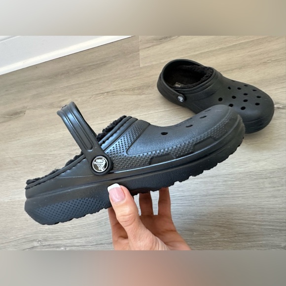 CROCS
LINED WOMENS BLACK CLASSIC CROCS size 5 - Picture 3 of 6